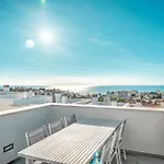 Deluxe House With Roof Terrace And Pool