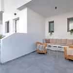 빌라 Deluxe House With Roof Terrace And Pool 네르하
