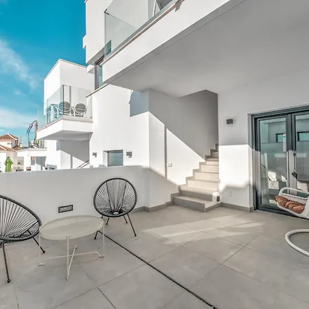 빌라 Deluxe House With Roof Terrace And Pool