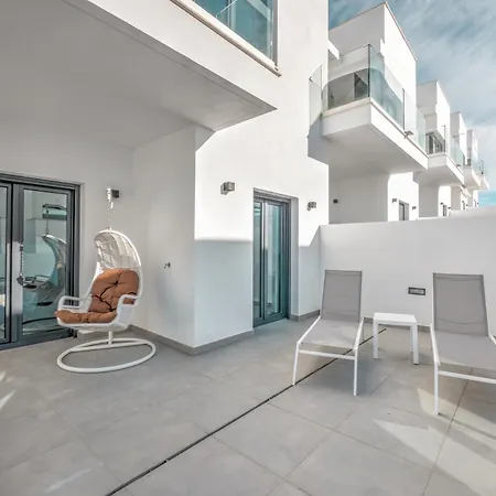 빌라 Deluxe House With Roof Terrace And Pool 네르하