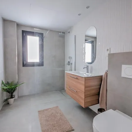 Deluxe House With Roof Terrace And Pool * נרחה