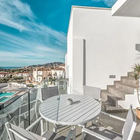 Deluxe House With Roof Terrace And Pool וילה