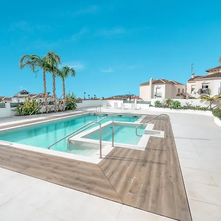 וילה Deluxe House With Roof Terrace And Pool נרחה