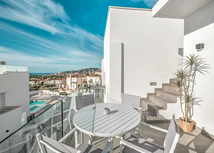 Deluxe House With Roof Terrace And Pool Villa