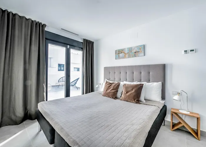 Deluxe House With Roof Terrace And Pool Villa