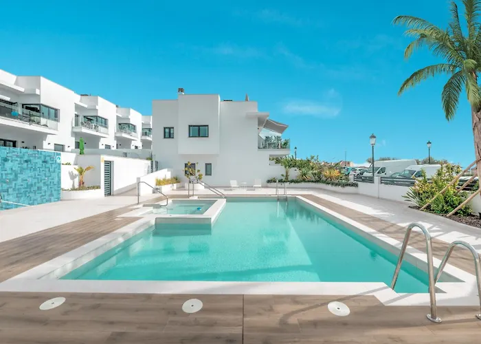 Deluxe House With Roof Terrace And Pool Villa